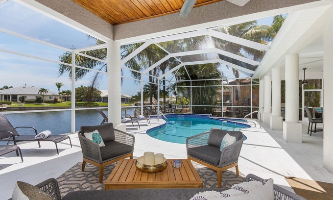 Pelican House | Custom Heated Pool, Intersecting canal views with gulf access! - Villa Sunshine & Unwind - Roelens
