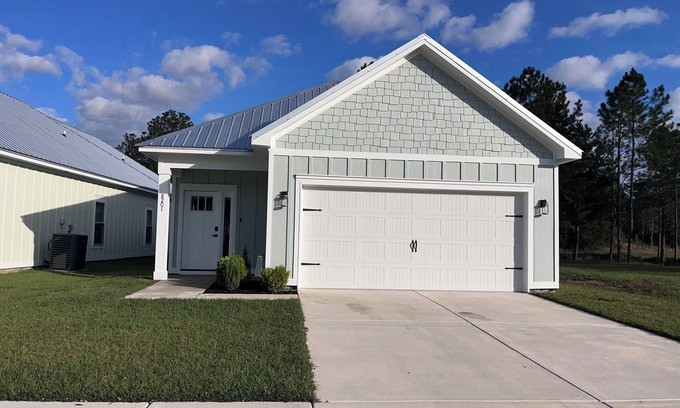 Foley House | Cute cottage near Sports Complex, OWA, beaches, shopping, restaurants. King bed.