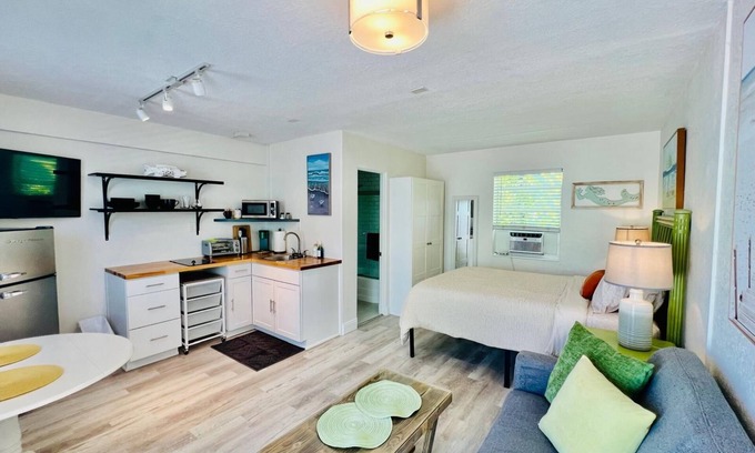 Lake Worth Apartment | Cute & modern studio apartment in prime location in downtown Lake Worth Beach!