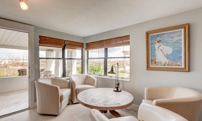 St. Augustine Beach House | π² DIRECT OCEANFRONT COTTAGE π² Best Section of Beach - Steps to Beach -Walk to Restaurants