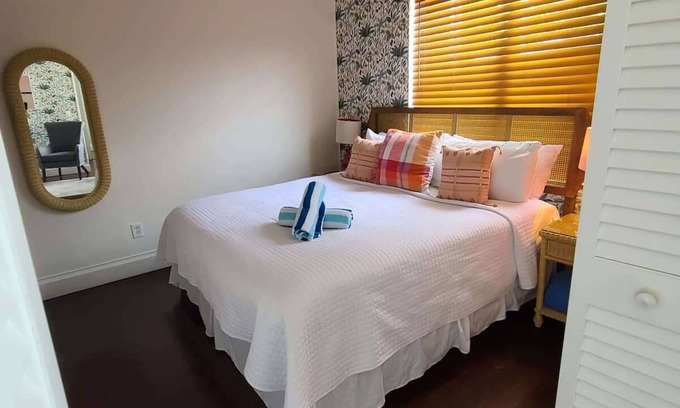 Downtown Apartment | Duval Street Suites full kitchen, free parking, heated pool