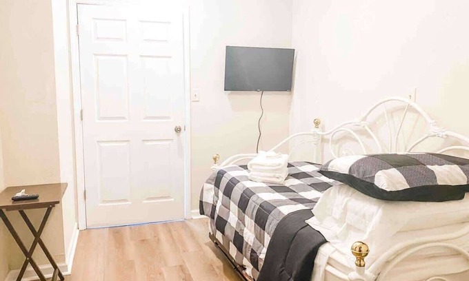 Griffin Heights House | Economic Private Bedroom - Trundle Bed