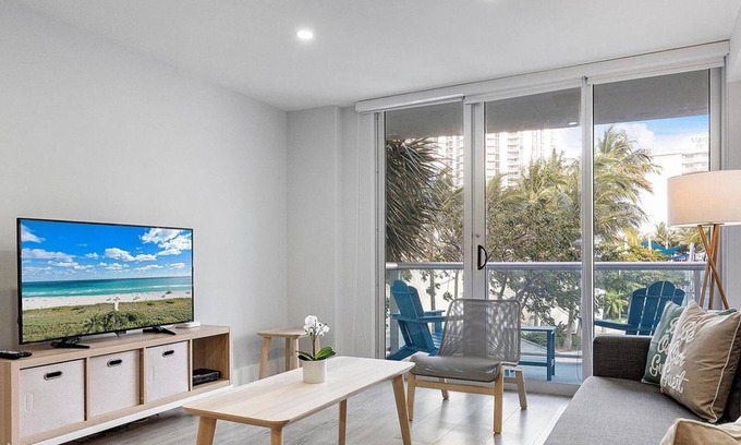 Sunny Isles Beach Condo | Family-Friends Getaway- Pool, Beach & Parking free
