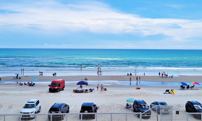 Daytona Beach Shores Condo | FREE DAILY ACTIVITIES-Best Location-Direct Oceanfront-Close Walk to Restaurants/Pier-Private Balcony