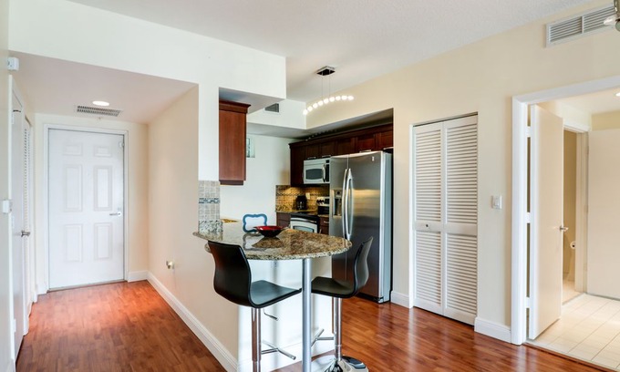 Downtown Apartment | Gorgeous Dadeland Condo Near Dadeland Mall and Baptist Hospital