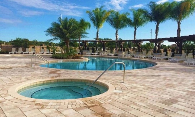 West Kissimmee House | Great townhouse in gated community, sleeps 6. 10 min to Disney!
