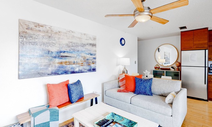 Destin Condo | Ground-floor condo 1/2 block from the beach with patio, central AC, pool & WiFi