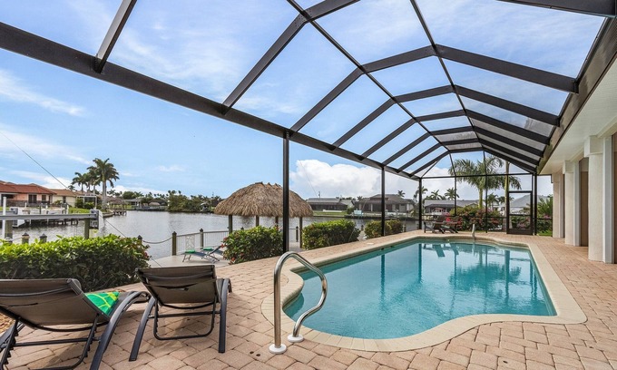 Pelican House | Gulf Access, Southern Heated Pool, Kayaks, Bikes, Tiki Hut - Villa Salty Shoreline - Roelens