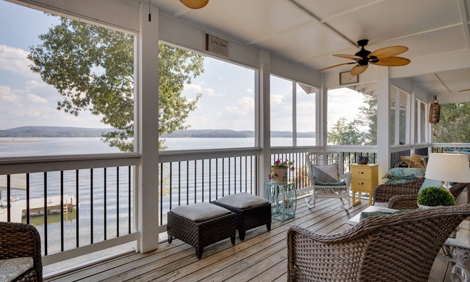Groveoak House | Guntersville Lake Access: Scottsboro Home