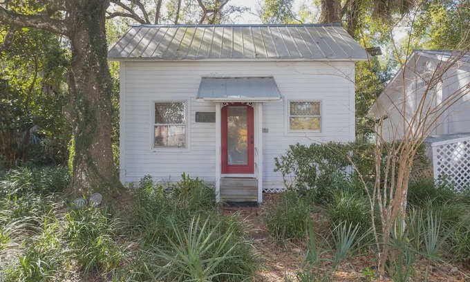 Micanopy Cabin | Herlong Mansion Bed and Breakfast Inn - Carriage House
