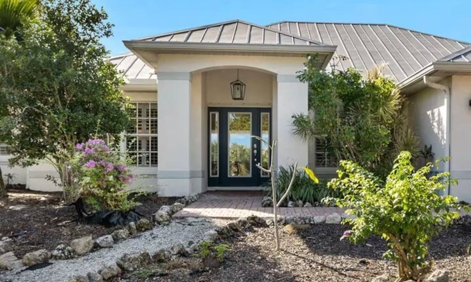 Iona House | Iona Palms Private Retreat Large Heated Pool by Sanibel and FMB