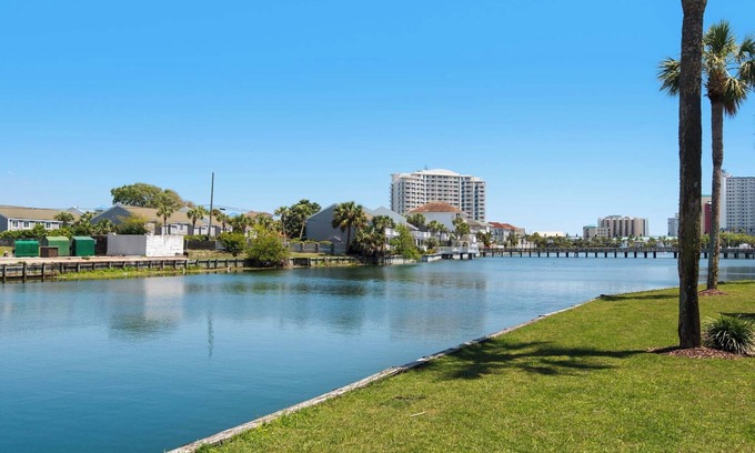 Holiday Isle House | 🌊LakeFRONT~Pool+Sauna~Walk2Beach~3BR Shoreline Towers Townhouse #4-4