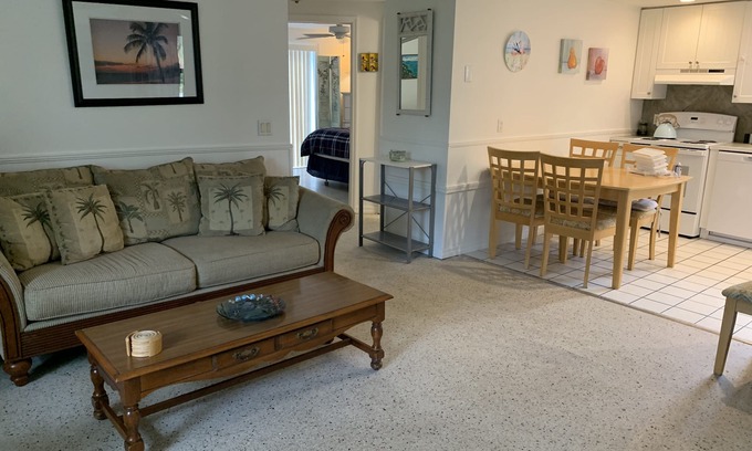Longbeach Village House | Longboat Bungalow Retreat - Historic Village - Walk to Beach