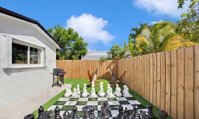 Pembroke Pines House | Love Ur Journey 2 Heated Pool Game Room Sleeps 13