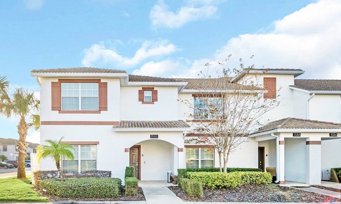 Davenport House | Lovely 5 Bed Splash Pool Townhome in Champions Gate