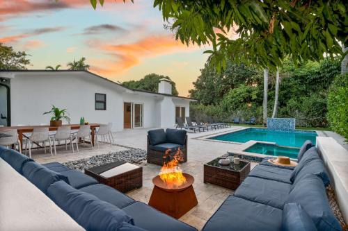 Golden Glades House | LUXE Villa Heated Pool Fire Pit GAMES