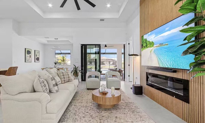 Trafalgar House | Luxury Waterfront Retreat! Hot Tub and Heated Pool.