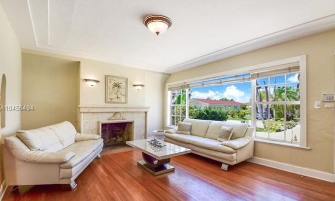 Surfside House | 🏝 Miami Beach, Pool Home 3/2 🏝Beach chairs, Umbrellas, walk to The Beach...