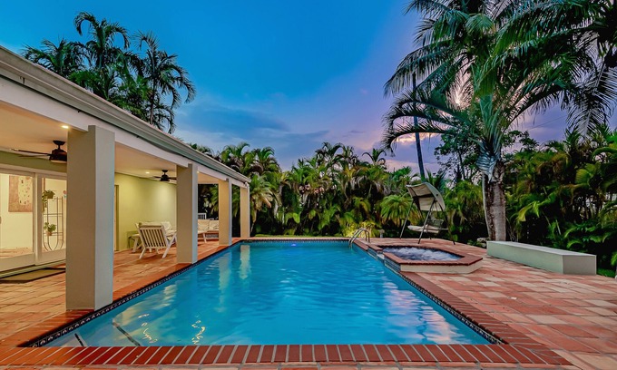 Pinecrest House | Miami Dream Home/Heated Pool/Jacuzzi/Fire Pit/BBQ Area.