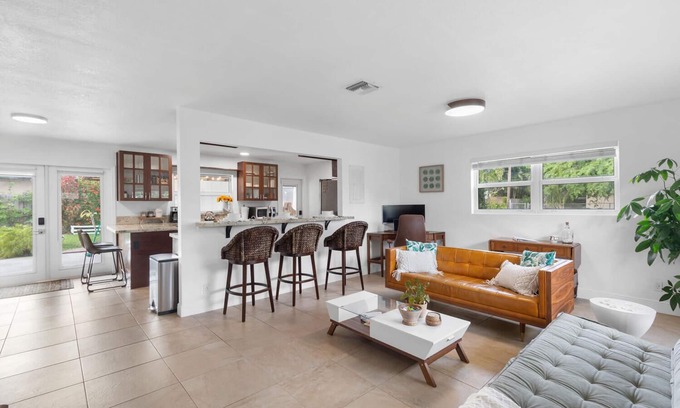 Poinsettia Heights House | Minutes to beaches and downtown- 3 bed house- coastal tropical living
