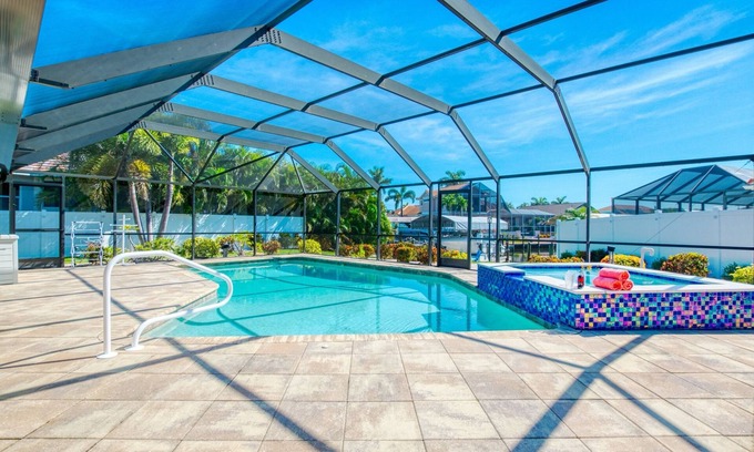Pelican Villa | Modern, newly renovated villa, canal side location, for golf lovers