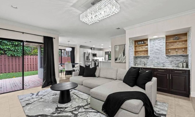 Wellington House | Modern, remodeled, pool table in Wellington!