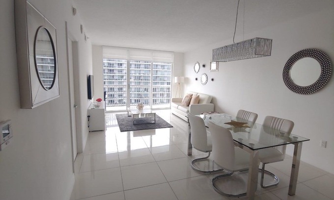 Edgewater Apartment | Modern1BR with the Best Views only 7 mins to Beach