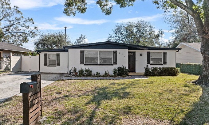 Old Seminole Heights House | Near USF, Ybor City, Busch Gardens/RayJ Std + Backyard & Games, Slps 8!