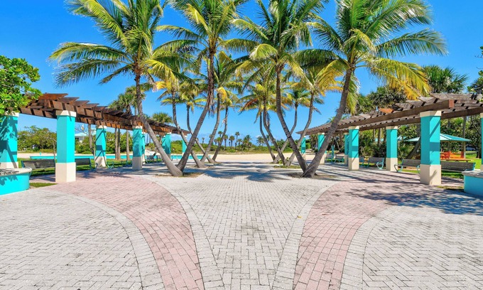 Palm Beach Shores Condo | New Listing -Steps-Ocean, Close to Dining, Fast Wi-Fi, Snorkel & Fishing