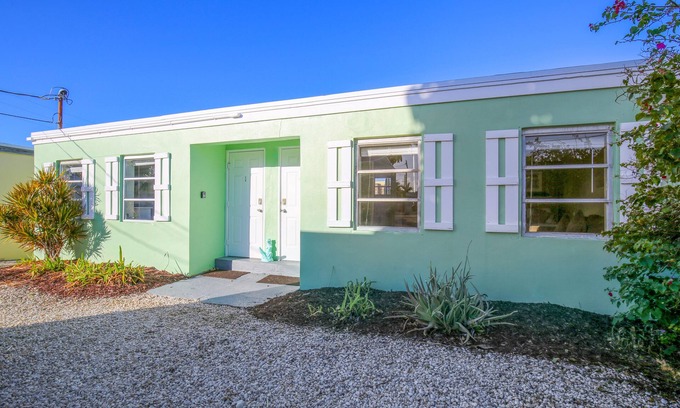 Marathon House | Newly remodeled, bayfront studio with dock, views & open water access