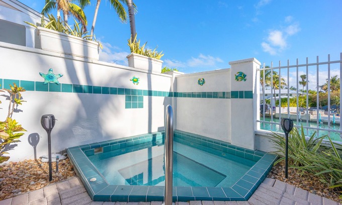 Marathon House | ★Newly remodeled tropical townhome★ Private plunge pool close to fun activities