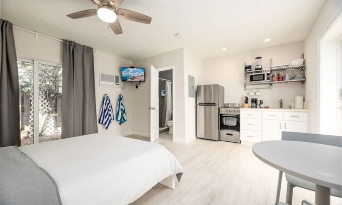 Lauderdale-by-the-Sea Apartment | Ocean Flats #3 - Lauderdale-by-the-Sea