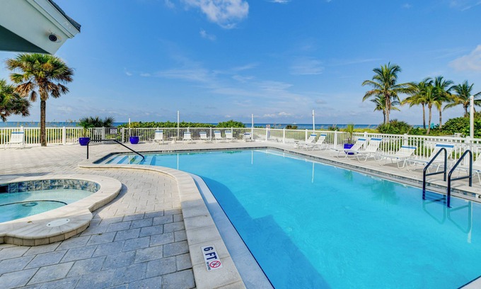 Redington Shores Condo | Oceanfront Redington Shores Retreat: Beach Access!