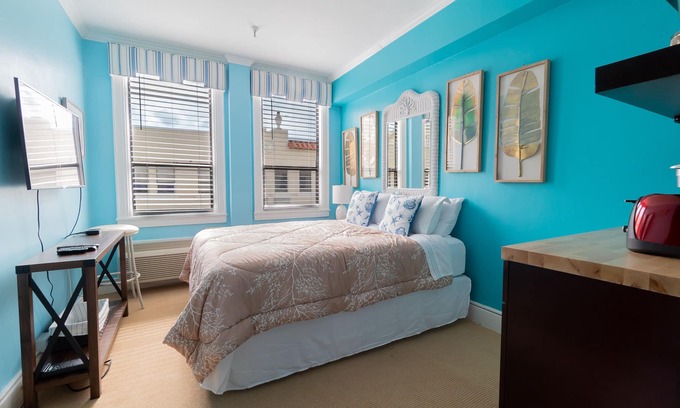 Palm Beach - West Palm Beach Apartment | πPalm Beach Island Condo-Hotel Room Walk to Beach π