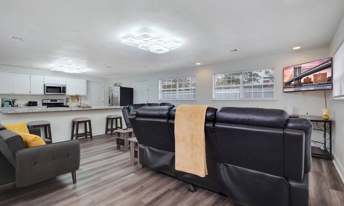 Tallahassee House | Paradise at Tallahassee - 4BR/2Bathrooms