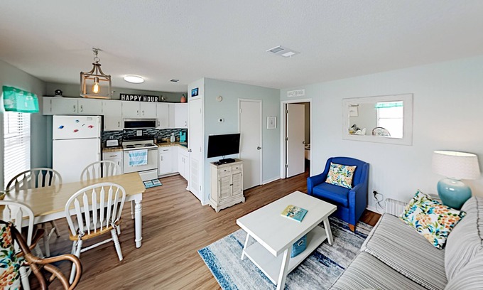 Gulf Shores Condo | Paradise Isle | All-New Interior | Pool & Hot Tub | 2-Minute Walk to Beach
