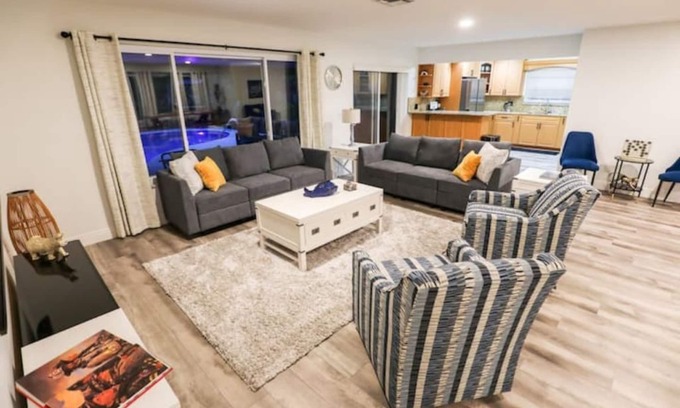 River Park House | Parkes Place-Stylish Retreat-Salt Water Pool
