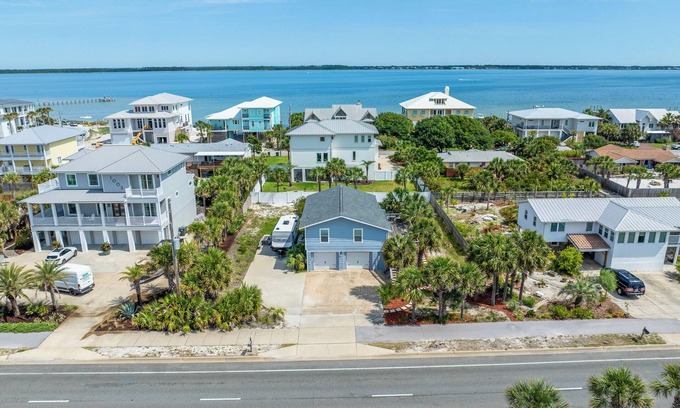 Toilla Segunda House | Piece of Paradise Pcola Bch 4 BD 3 BA Home Sleeps 8. 3 min walk to the Gulf