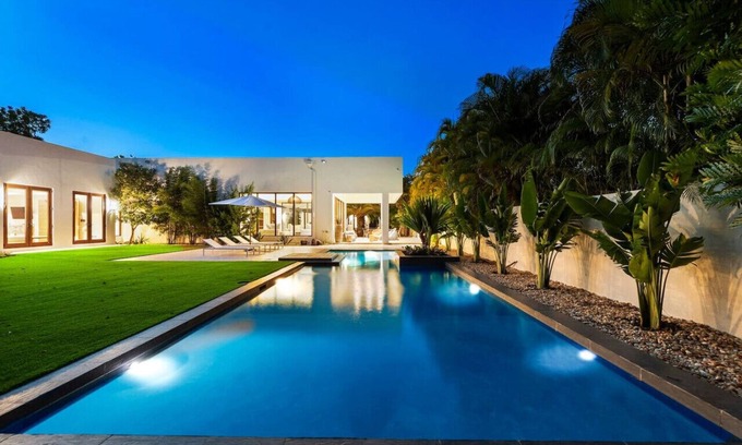 Bayside Historic District Villa | Private Oasis with Pool sleeps 12, Brand new !