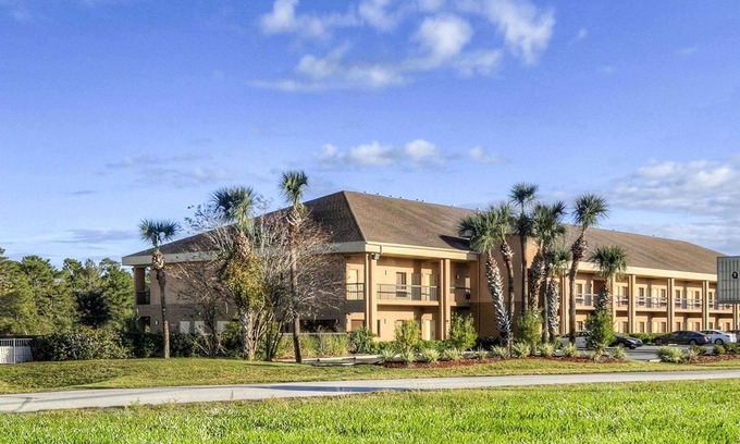 North Weeki Wachee Hotel | Quality Inn - Weeki Wachee