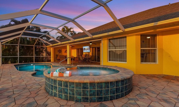 Fort Myers House | Restful Retreat - Lake views, Spectacular Sunsets, Kayaks - Villa Sundown- Roelens Vacations