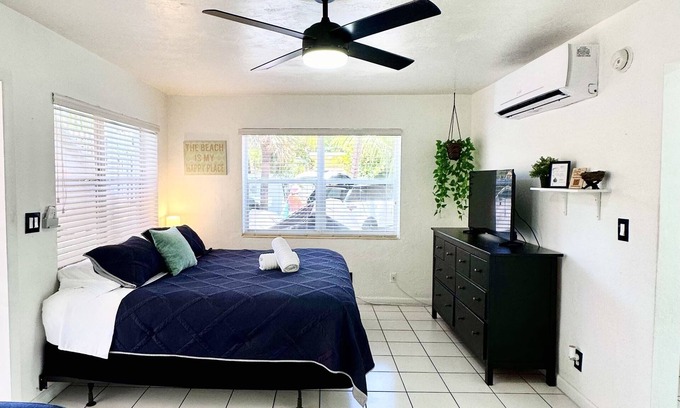 Hollywood South Central Beach Condo | Southwinds #5 for 5 guests -Near the beach