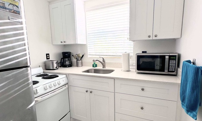 Hollywood South Central Beach Condo | Southwinds #9 for 3, King Studio Steps to Beach