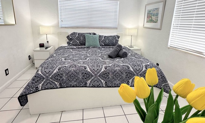 Hollywood South Central Beach Condo | Southwinds Inn #7 for 4 Guests/close to the beach