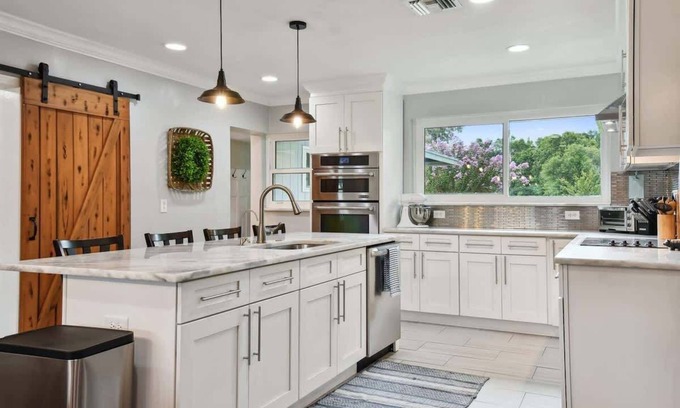 Lake Magdalene House | π‘ Spacious 4-Bedroom Retreat with Fire Pit β Lutz, FL