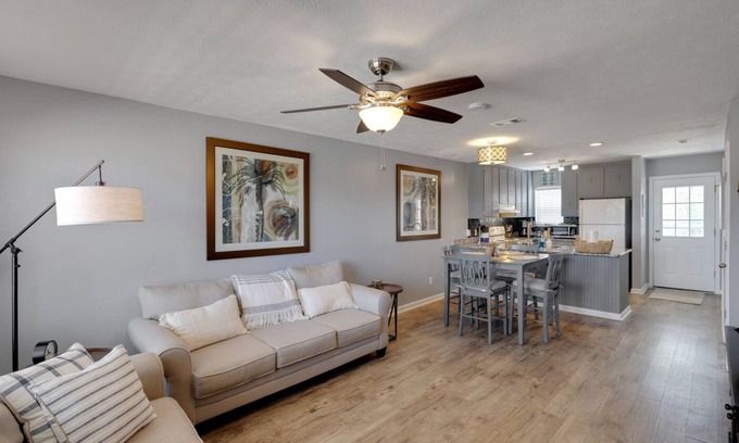 Holiday Beach House | Spring Oasis a 5 min Walk to Beach with Balcony & Yard