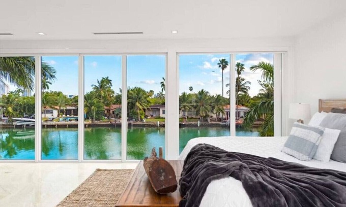 North Bay Village House | Stunning 6br Waterfront villa