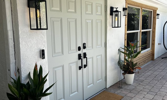 East Naples House | Stylish & comfortable, new Salt Water Hot Tub & 1 mile away from 5th Ave & Beach