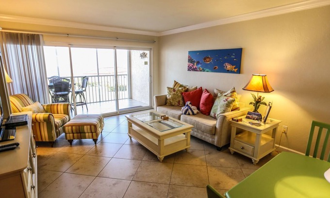 Bonita Springs Condo | Sunny coastal condo w. great balcony space, beach access