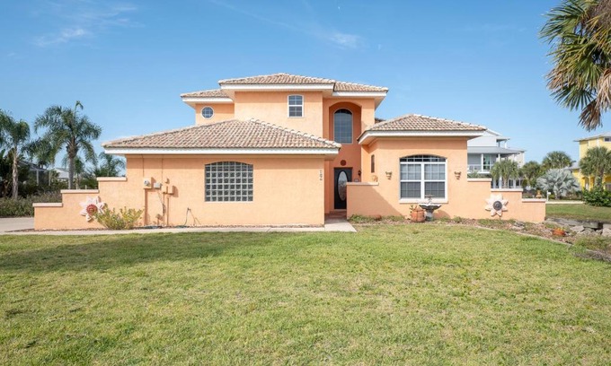 Marineland Acres House | Sunshine Beach, 3 Bedrooms, Private Pool, WiFi, Pet Friendly, Sleeps 8